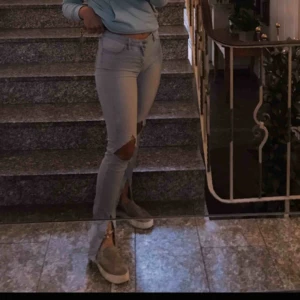  - Mina snyggaste jeans säljer jag tyvärr då jag växt ur dem, slits och hål på knäna, sitter jätte bra