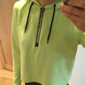  - Ljus grön kort träningströja med luva. Frakt ingår