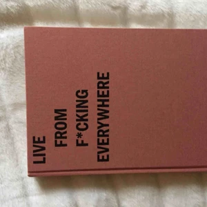  - Ny bok från vallgatan 12 inköpt för 550kr, ge boken ett nytt hem!! , papperslappen på framsidan är optional:))