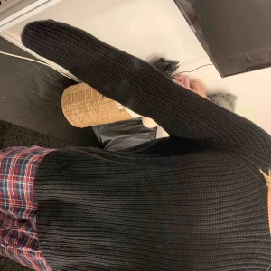  - as skön o simpel svart stickad tröja