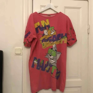  - En skojig stor t-shirt som går ovanför rumpan på mig så jag har också haft den som klänning. 