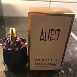 Säljer Muglers parfym Alien! Har öppnat den och tagit ett sprut av den. Vill så gärna tycka om den, men den passar helt enkelt inte på mig! 