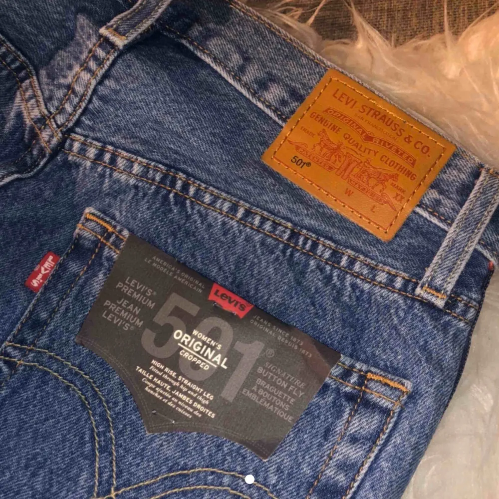 Skitsnygga croppade jeans från Levis i storlek 28x28! Köptes för 999kr. Helt oanvända med lappar kvar! Säljes för de är för små för mig <3. Jeans & Byxor.