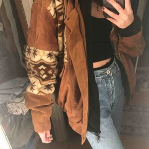  - En superfin läderjacka med mysiga mönster!! Det är en L-XL men sitter även superfint på M (min storlek). Dock har den några få defekter men dem ska lätt kunnas sy så det är inget problem!! (Inte äkta läder)