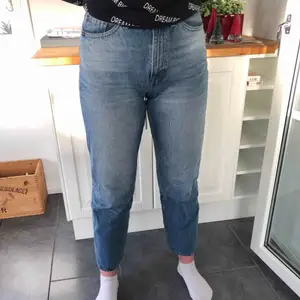 Snygga blå boyfriend jeans från Tiger of Sweden. Använda men fortfarande i bra skick. Köparen står för frakt🥰