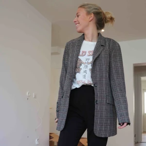  - Kavaj från ginatricot. Spårbar frakt på 63kr tillkommer 