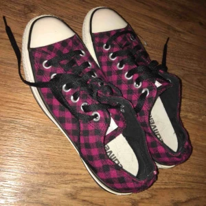 Converse - Converse i storlek 37,5 (5). Oanvända så helt i nyskick. 