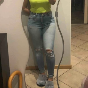 Blåa jeans - Jeans med hål från Stradivarius, köptes i Krakow, Polen! Säljer de då dom har blivit för små!✨  köparen står för frakten!