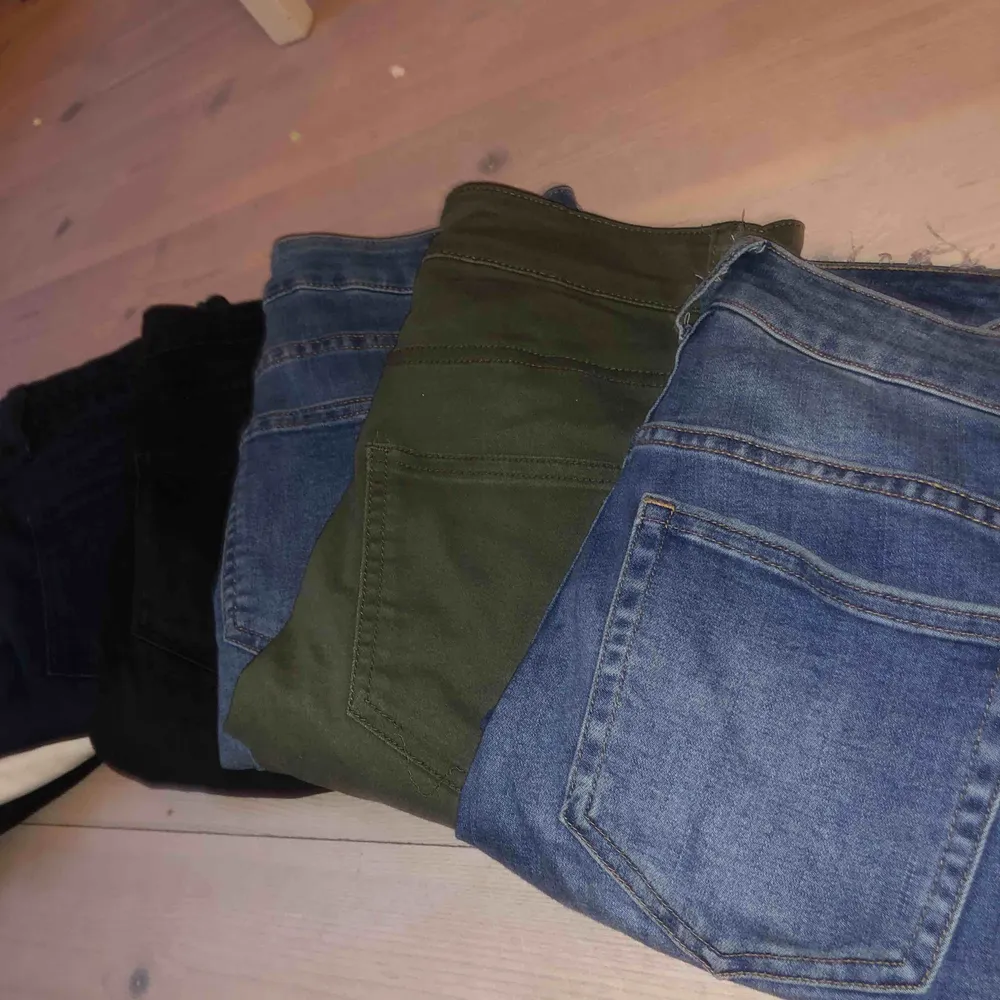 Paket 9 byxor, alla i strl ca S/32/34 och möjligen XS  Perfekt för en uppdatering av garderobern med helt nya byxor!  Alla är i modellen skinny jeans . Jeans & Byxor.