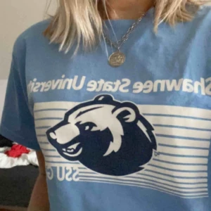  - Blå T-shirt med tryck