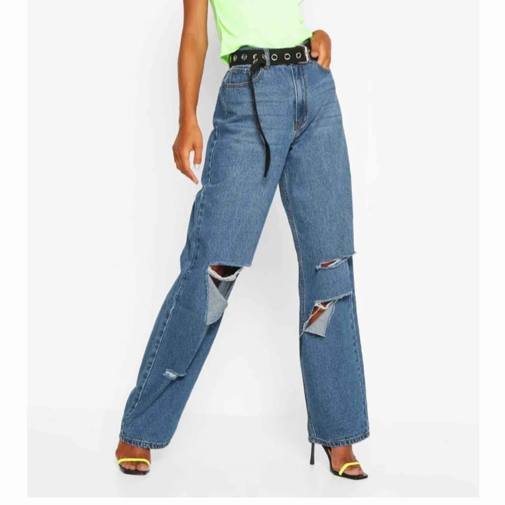 skitsnygga wide/straight jeans från boohoo. Säljer då dom är långa för mig (162 lång). Aldrig använda & lappen kvar, nypris 450kr. Budgivning! Postar & möts upp i sthlm. Jeans & Byxor.