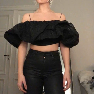  - Helt oanvänd svart top från zara. Kan användas som tubtopp eller off shoulder. Banden kan med fördel klippas av. Köparen står för frakt:)