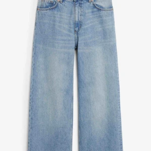  - Säljer nu mina favoritbyxor då de tyvärr är för stora för mig🙃🥰 Jag skulle säga att de är normala i storleken och fungerar absolut på en 24:a med skärp. Bättre bilder kan fås vid intresse, eventuell frakt betalar köpare (63kr spårbart)💞💞