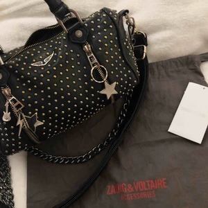 Zadig väska - ursnygg Zadig väska som tyvärr nt kommer t användning🌟 satt dit lite detaljer själv som ingår och gör den 10 ggr snyggare👌🏼 rättså använd så lite slitage finns! (De silvriga är snarare guld men framhävs nt så bra på bild) Modellen heter xs Sunny studs cuir black💘 (man får orginalbandet)