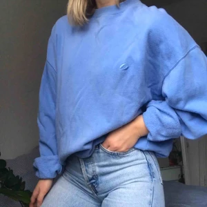  - Fin blå tröja från Soc. Passar XS-M berorende på hur man vill att den ska sitta🌟🌟🌟Bud på 130kr