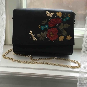  - Jättefin handväska med guldig kedja och broderi. Den har en innerficka, finns dock en liten repa på utsidan av väskan (se bild 3.)  Köpt på Zalando❤️ Frakt 69 kr, totalpris 149 kr