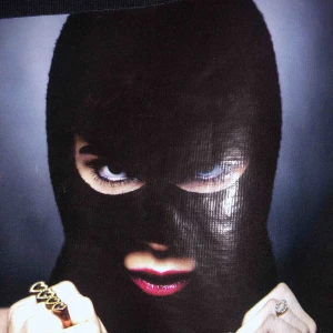  - Svart tröja med cool tryck