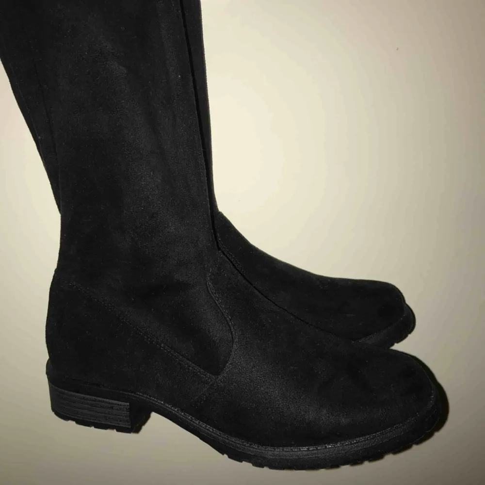 Svarta overkneeskor i storlek 37 med låg klack, köpta för 400 kr. I princip aldrig använda då de är lite för tighta för mina breda fötter, vilket är synd då de verkligen skulle passa snyggt med ett par blåa jeans! 🖤 . Skor.