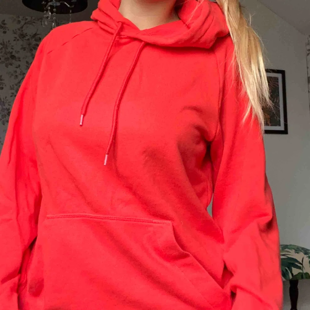 Röd hoodie från H&M herr! I väldigt bra skick och sitter snyggt oversized🥰 Frakt tillkommer!. Hoodies.