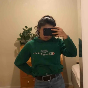  - Grön Champion hoodie. Köpt på Beyond Retro. 