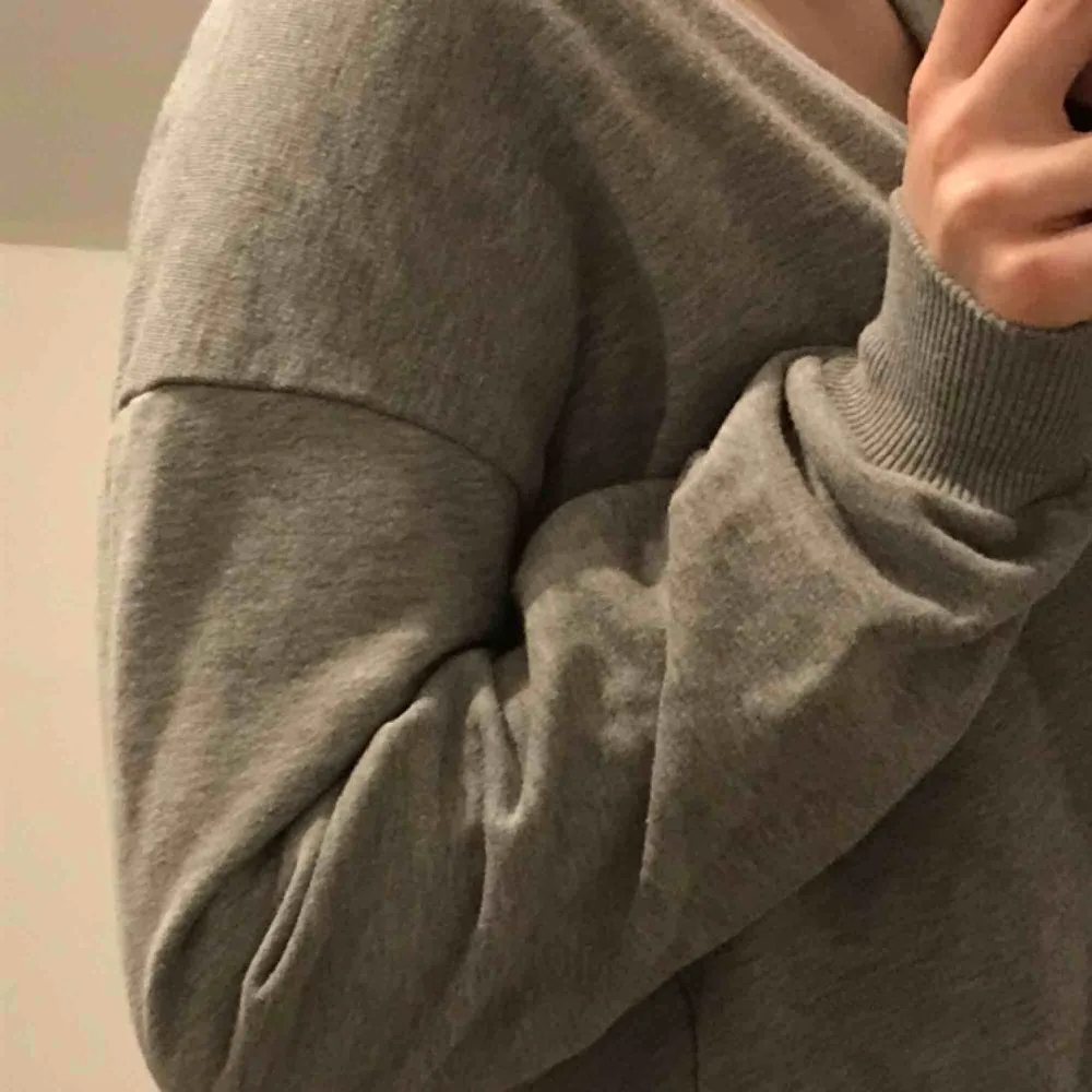 En fin grå v-ringad sweatshirt från NAKD☺️ Är i bra skick och säljer för 50kr + frakt!. Hoodies.