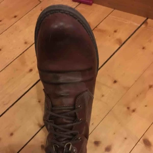  - Supersnygga kängor från Divided. Bra skick. vintagekänsla. Knappt använda. Nypris 300 kr.