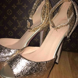  - BUD! Skit snygga guldiga skor! De är otroligt fina och höga! Helt oanvända, fler bilder finns