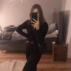 - En Jumpsuit från Ruth and Cirkle. Original pris: 499 Storlek XS men skulle säga att den är mer åt S.  Perfekt till nyår eller jul