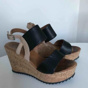  - Kilklackar från Apple of Eden. Väldigt fina på.   Storlek 38 