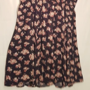  - Snygg klänning från Bikbok. Har använt den men den är i bra skick. Klänningen är lite längre bak och är väldigt snygg när man går. 