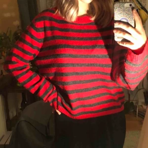  - Grå och röd randig tröja från Bikbok, sticks inte och är väldigt mysig perfekt jultröja! 
