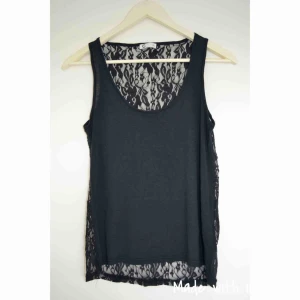  - Svart topp med blondemønster på baksiden