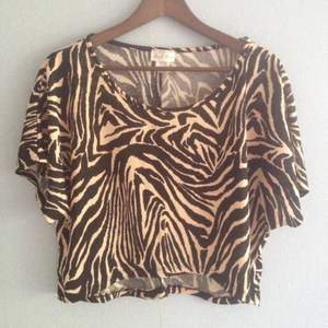 Svartbeige zebramönstrad tröja från Miami. Använd en gång.