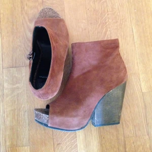 Högklackade mockaskor med öppen tå från vagabond, oanvända - Högklackade mockaskor med öppen tå från vagabond, oanvända