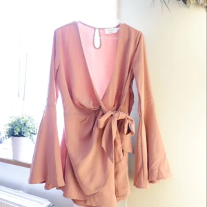  - Playsuit från Na-Kd super snygg. Använt bara en gång helt ny i skick. Sälj pga inget mer användning