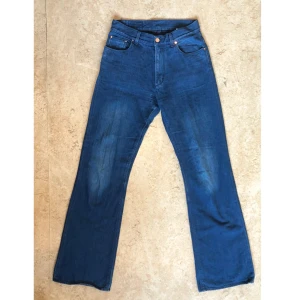  - Whyred jeans i bra skick! Lite utsvängda. Står storlek 29/32 men är definitivt 28. 