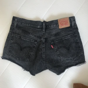  - Levis jeans shorts i fint skick. Svart urtvättad design! :) möts upp i Sthlm 