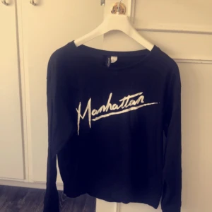  - Svart tröja med vit text. Från H&M. Storlek: M pris:30kr