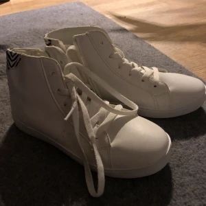  - Sneakers / känga med liten flärp bakpå i zebrafärgat Supersköna! Blixtlås på insida an vristen 