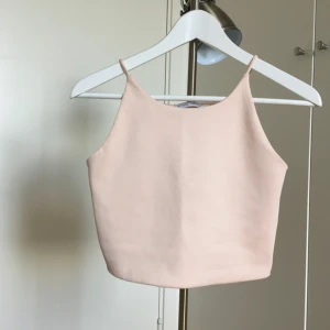  - Zara Topp som passar även de som har storlek S. Ljus rosa. Använd fåtal gånger.   Swish, kan mötas upp runt Sthlm. Köparen står för frakt 36kr 🌻