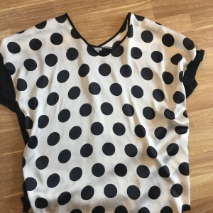  - Prickig blus,bra skick