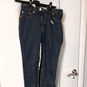 Ett par jeans i modellen snake från lager 157. Lappar kvar :) Ansvarar inte för postens slarv. 