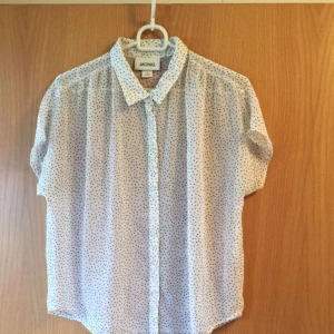  - Snygg blus från monki, inte mycket använd! 