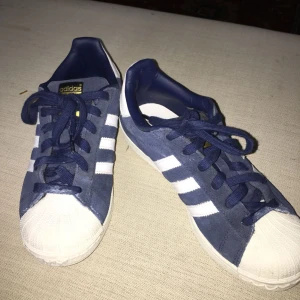  - Satin- blåa superstars från adidas. Bra skick, inte använda ofta. Säljer pga fel storlek. :)