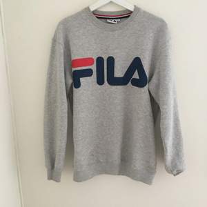 Fila sweatshirt i stl small. Använd 1 gång. Collab med med weekday. 