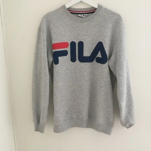  - Fila sweatshirt i stl small. Använd 1 gång. Collab med med weekday. 