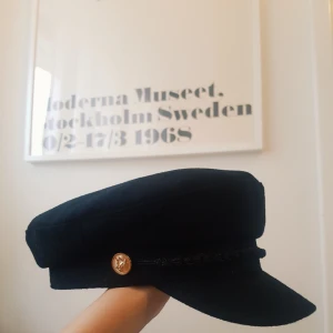  - Säljer denna sjukt snygga skepparkepsen. Aldrig använd endast provad då den är för liten för mig.(bighead) Det är one size så det passar nog en som har S/M🌞 