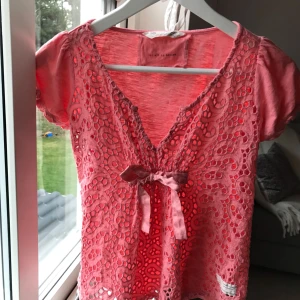  - Denna super fina topp/t-shirt från Odd Molly är i storlek 0 (XS) och färgen ”korall rosa”. Använd fåtal gånger 😀 Köptes för 499kr, säljer för 150kr (köpare står för frakt)