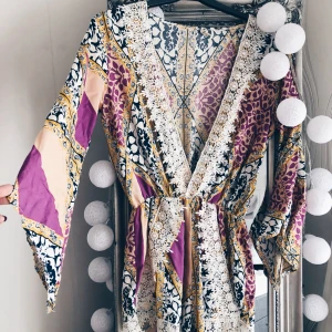  - En fin playsuit med mönster av olika färger. Jag som har en liten byst har fått sätta en säkerhetsnål då den är väldigt V-ringad. Köpt från en utländsk sida så har inget specifikt märke.🌸