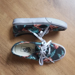  - Vans sneakers. Använda fåtal gånger. Lite smutsiga men absolut inte något som inte går bort med tvätt. Om du har tur kanske jag hinner tvätta dom åt dig! 